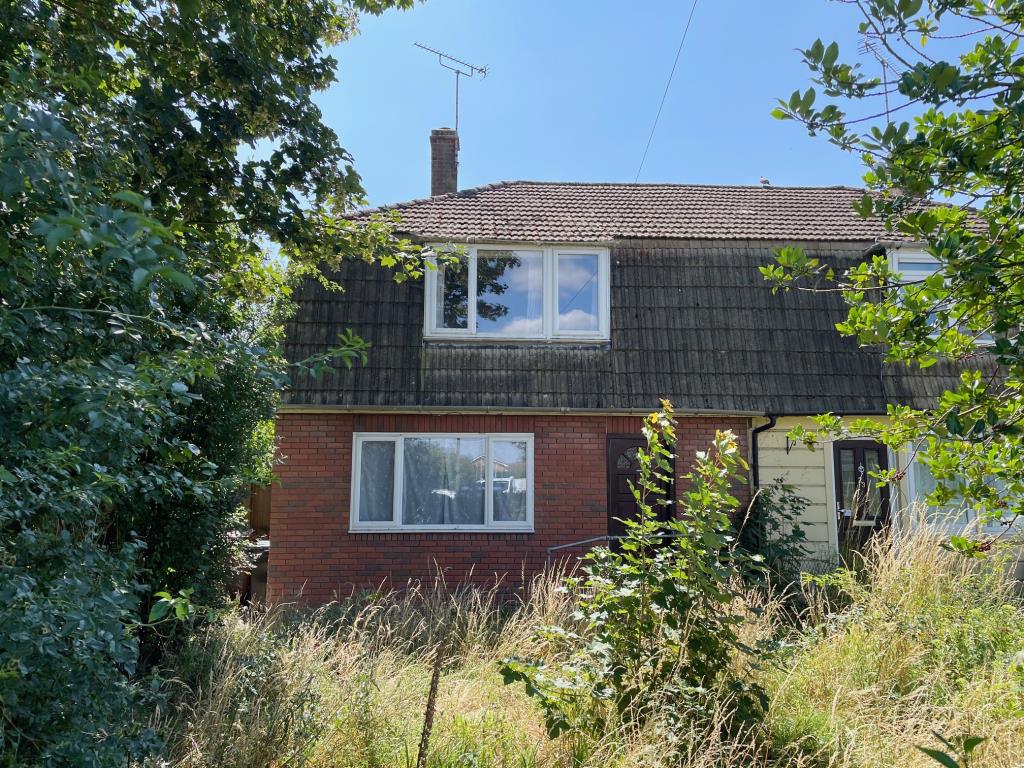 Lot: 11 - SEMI-DETACHED HOUSE FOR IMPROVEMENT AND REPAIR - Semi detached house of none traditional construction in Broomfield
